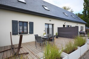 Outdoor dining - Holiday Home 'Le T'chot Pierre 2' with Lake View, Private Terrace and Wi-Fi (Saint-Quentin-en-Tourmont)