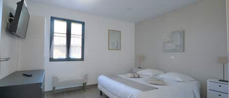 1 habitación, tabla de planchar con plancha, wifi y ropa de cama