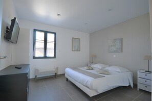 Room - Holiday Home 'Le T'chot Pierre 2' with Lake View, Private Terrace and Wi-Fi (Saint-Quentin-en-Tourmont)