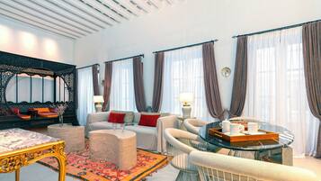 Apartamento, terraza (4 Bedrooms) | Zona de estar | Smart TV de 55 pulgadas con canales por satélite
