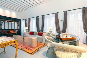 Lägenhet - terrass (4 Bedrooms) | Vardagsrum | 55-tums smart-tv med satellitkanaler