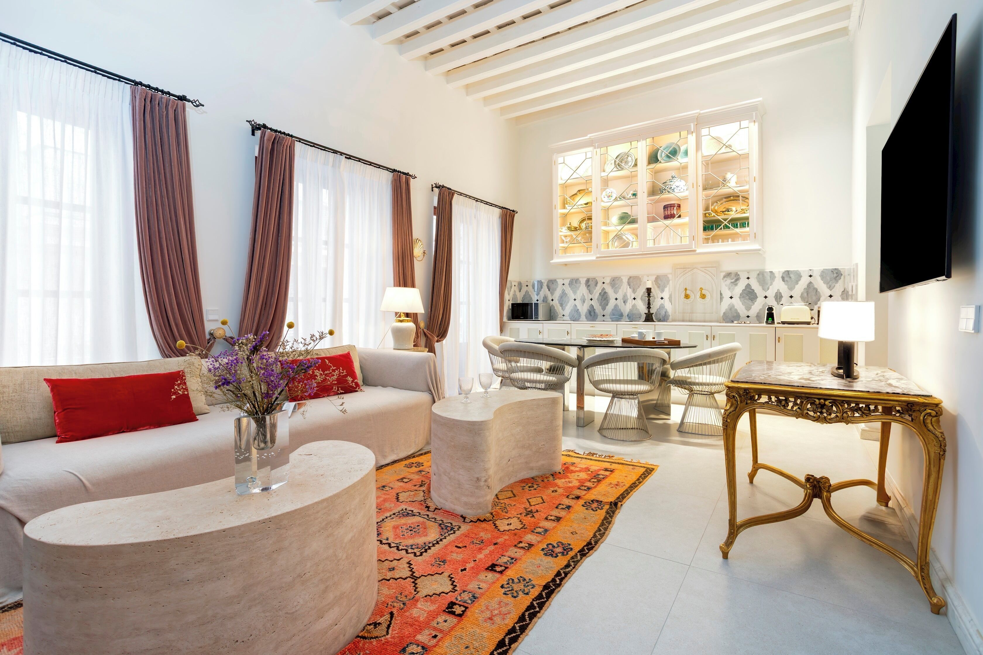 Apartment, Terrasse (4 Bedrooms) | Wohnbereich | 55-Zoll-Smart-TV mit Satellitenempfang