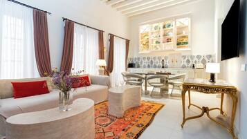 Apartment, Terrasse (4 Bedrooms) | Wohnbereich | 55-Zoll-Smart-TV mit Satellitenempfang
