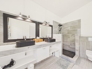 Shower, hair dryer, towels - Charming house with pool near golf course 8 guests (Saint-François)