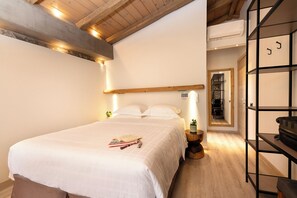 Tremannsrom – superior, 1 queensize-seng med sovesofa, balkong | Skrivebord, skrivebord for bærbar PC og wi-fi (inkludert)