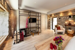 Superior-Dreibettzimmer, 1 King-Bett und Schlafsofa, Balkon, Poolblick