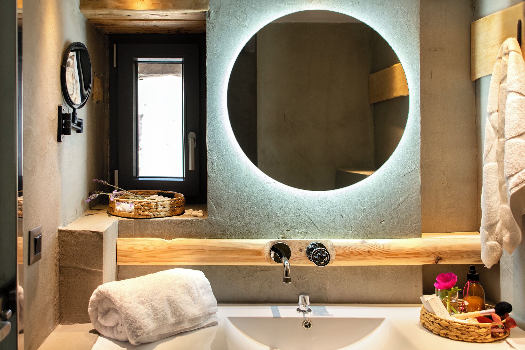 Superior driepersoonskamer, 1 kingsize bed met slaapbank, balkon, uitzicht op zwembad | Badkamer | Een douche, handdoeken, zeep, shampoo