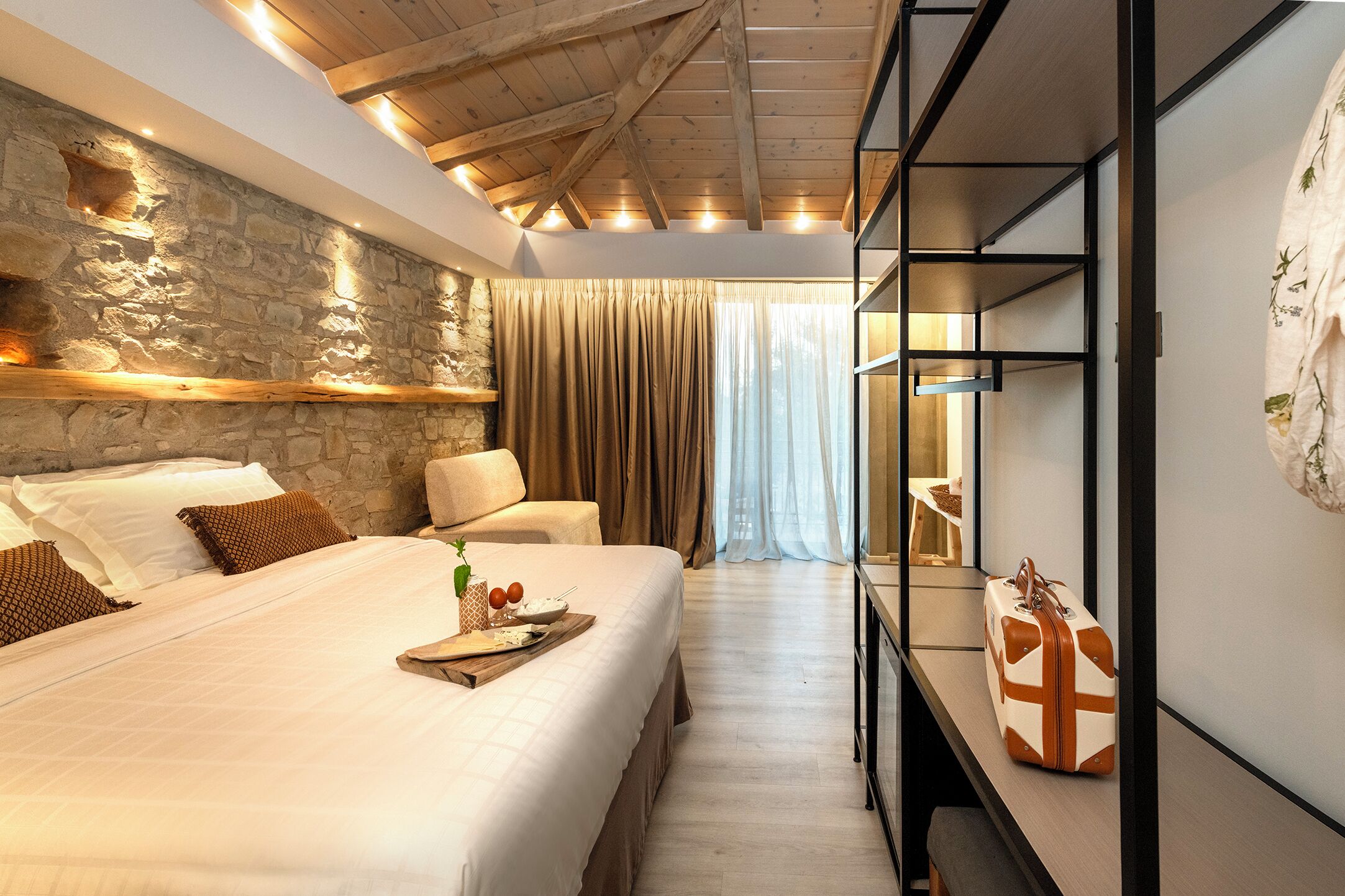 Superior driepersoonskamer, 1 queensize bed met slaapbank, balkon | Luxe beddengoed, een minibar, een bureau, een laptopwerkplek