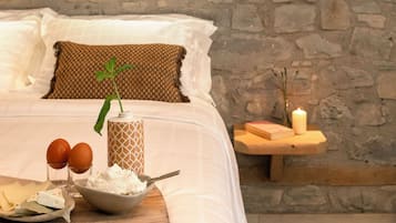 Superior trippelrum - 1 queensize-sÀng med bÀddsoffa - balkong | SÀngtillbehör av högsta kvalitet, minibar och skrivbord