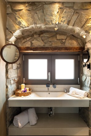 Superior Triple Room, 1 King Bed with Sofa bed, Balcony, Courtyard View | Bathroom | Shower, towels, soap, shampoo - Evoras Boutique Hotel (Xirokambi)