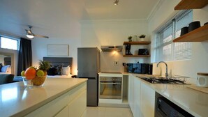Eine moderne Küche mit Kühlschrank, Backofen, Mikrowelle und Geschirrspüler.