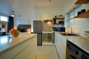 Kaffetrakter/tekoker, kjøleskap, mikrobølgeovn og ovn