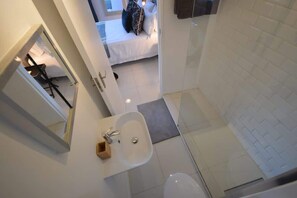 Shower, hair dryer, shampoo - Green Point Studio | Stadium Wi-Fi and Smart TV (Cape Town)
