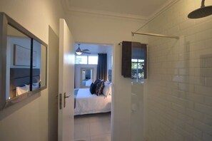 1 bedroom, iron/ironing board, WiFi - Green Point Studio | Stadium Wi-Fi and Smart TV (Cape Town)