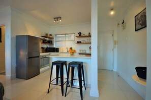 Fridge, microwave, oven, stovetop - Green Point Studio | Stadium Wi-Fi and Smart TV (Cape Town)
