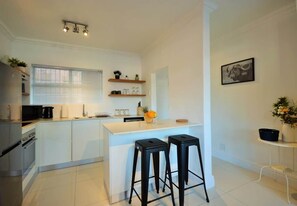 Fridge, microwave, oven, stovetop - Green Point Studio | Stadium Wi-Fi and Smart TV (Cape Town)