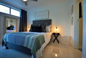 1 bedroom, iron/ironing board, WiFi - Green Point Studio | Stadium Wi-Fi and Smart TV (Cape Town)