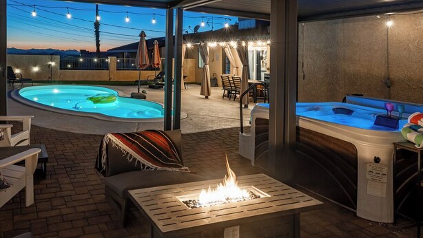 An outdoor patio with a hot tub, a fire pit, and a swimming pool. - Constellation of Havasu - Views, Pool, Spa (Lake Havasu City)