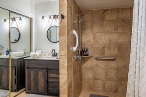 Een douche, een haardroger, handdoeken
