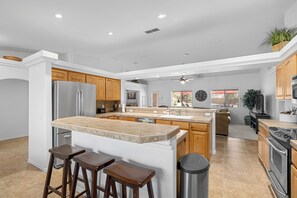Fridge, microwave, oven, stovetop - Pascaul Del Sol Pool and Spa (Lake Havasu City)