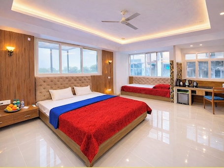 Premium bedding, desk, laptop workspace, soundproofing. Radhika Palace -near ISCKON &Prem mandir