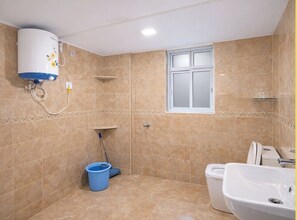 Bathroom - Radhika Palace -near ISCKON &Prem mandir (Vrindavan)