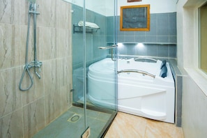 Shower, towels, soap, toilet paper - Grande villa Kimironko avec jacuzzi (Kigali)