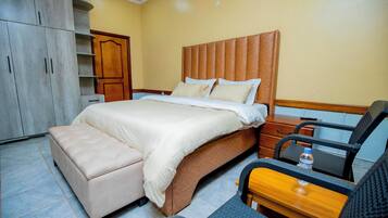 4 bedrooms, iron/ironing board, WiFi, bed sheets