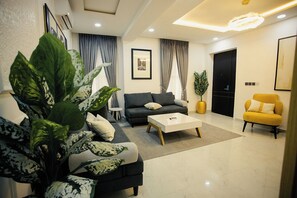 Una sala de estar moderna con un sofá, una mesa de centro y un sillón amarillo.