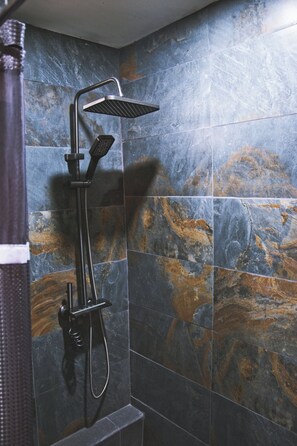 Hair dryer, bidet, soap, toilet paper - Cozy Loft studio with views of Downtown Tijuana (Tijuana)
