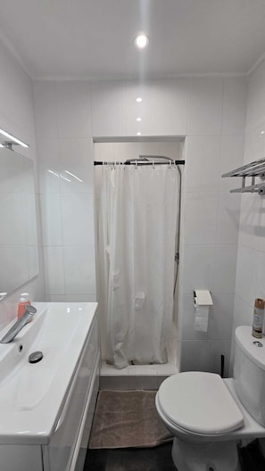 Dusche, Haartrockner, Handtücher, Toilettenpapier