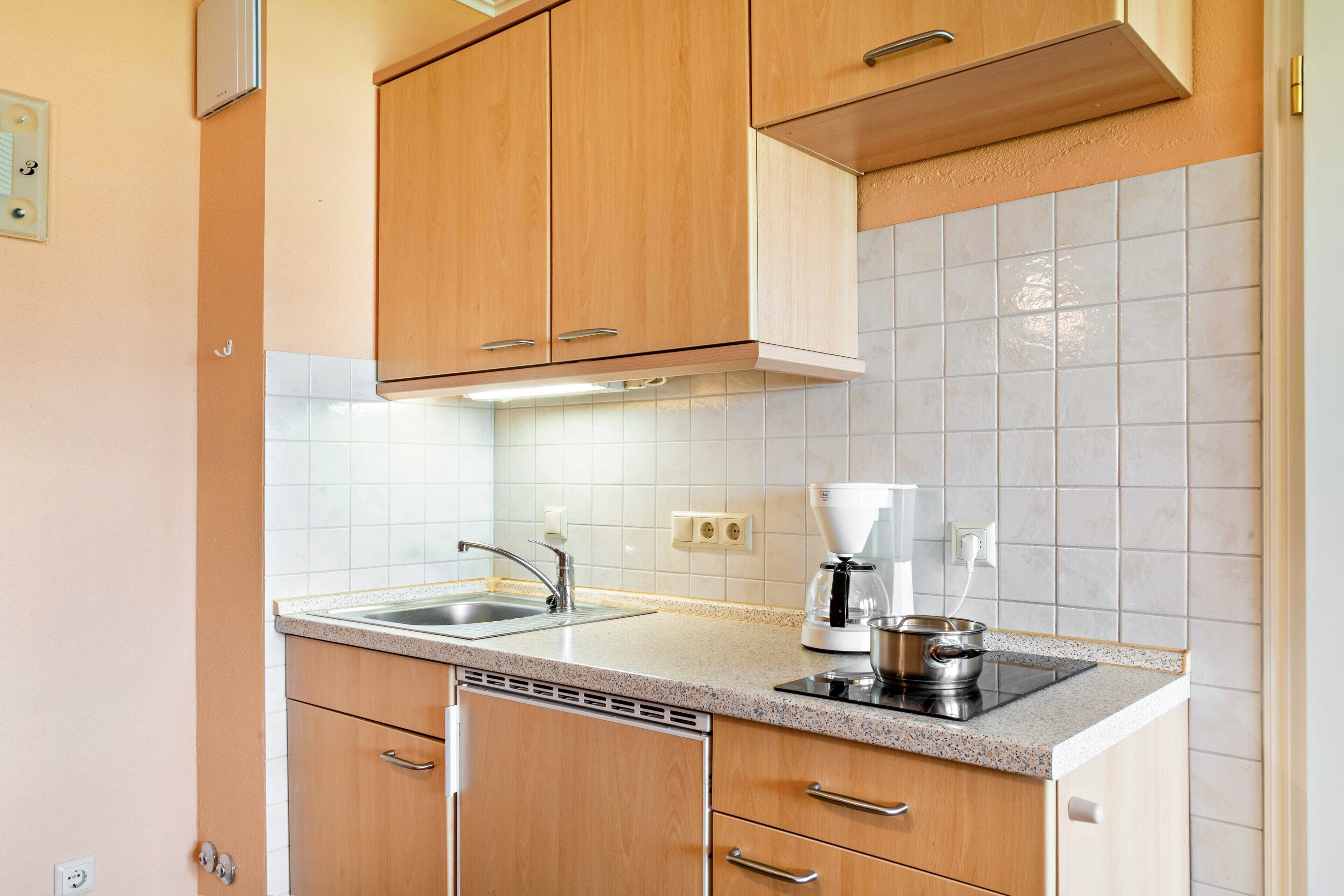 Kühlschrank, Mikrowelle, Herdplatte, Wasserkocher mit Kaffee-/Teezubehör