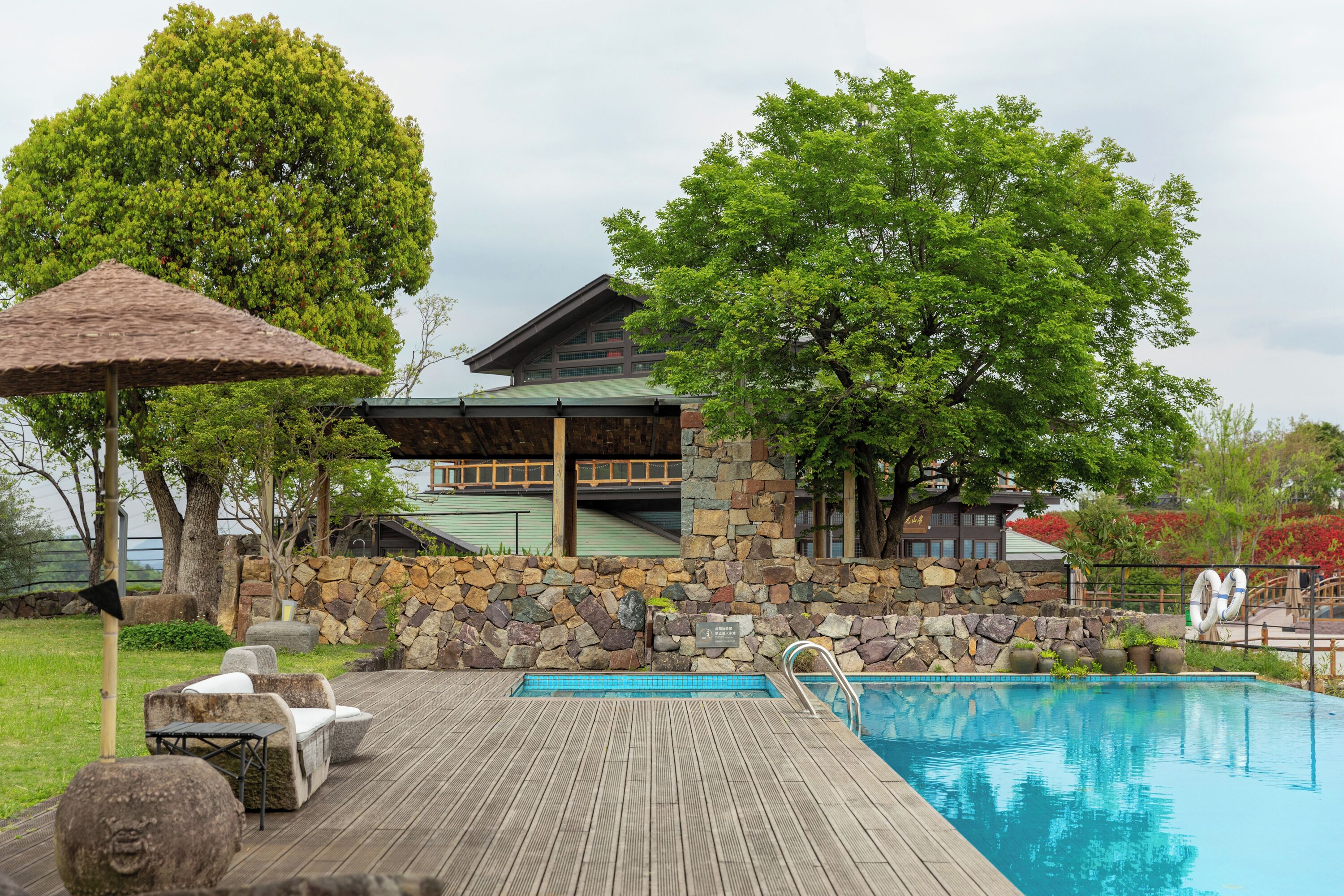 2 outdoor pools
