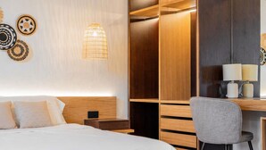 Habitación doble superior, vista a la alberca | Caja de seguridad en la habitación y escritorio