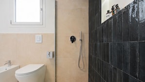 Habitación doble superior, vista a la alberca | Baño | Regadera, secadora de cabello, toallas, jabón