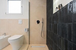 Chambre Double Supérieure, vue piscine | Salle de bain