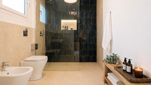 Habitación doble superior, vista a la alberca | Baño | Regadera, secadora de cabello, toallas, jabón