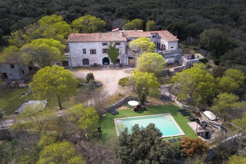Gîtes du XVème siècle avec grande piscine dans les Gorges de l’Hérault