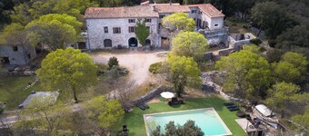 15th-century gîtes with large swimming pool in the Gorges de l'Hérault