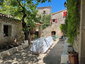 Property grounds - 15th-century gîtes with large swimming pool in the Gorges de l'Hérault (Brissac)