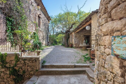 Gîtes du XVème siècle avec grande piscine dans les Gorges de l’Hérault