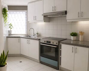 Kühlschrank, Mikrowelle, Ofen, Wasserkocher mit Kaffee-/Teezubehör