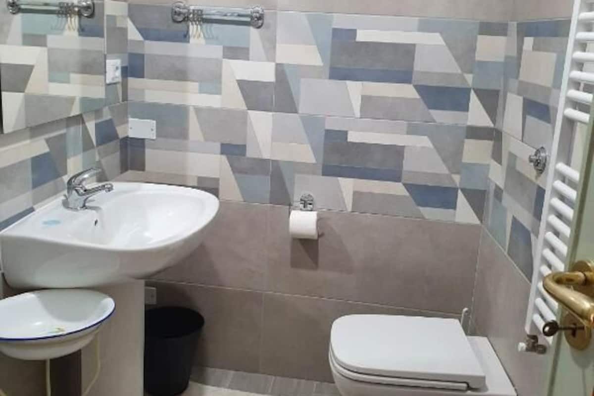 Phòng 3 Economy, quang cảnh thành phố | Phòng tắm