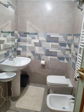 Economy Triple Room, City View | Bathroom - La Castellana (Civita)