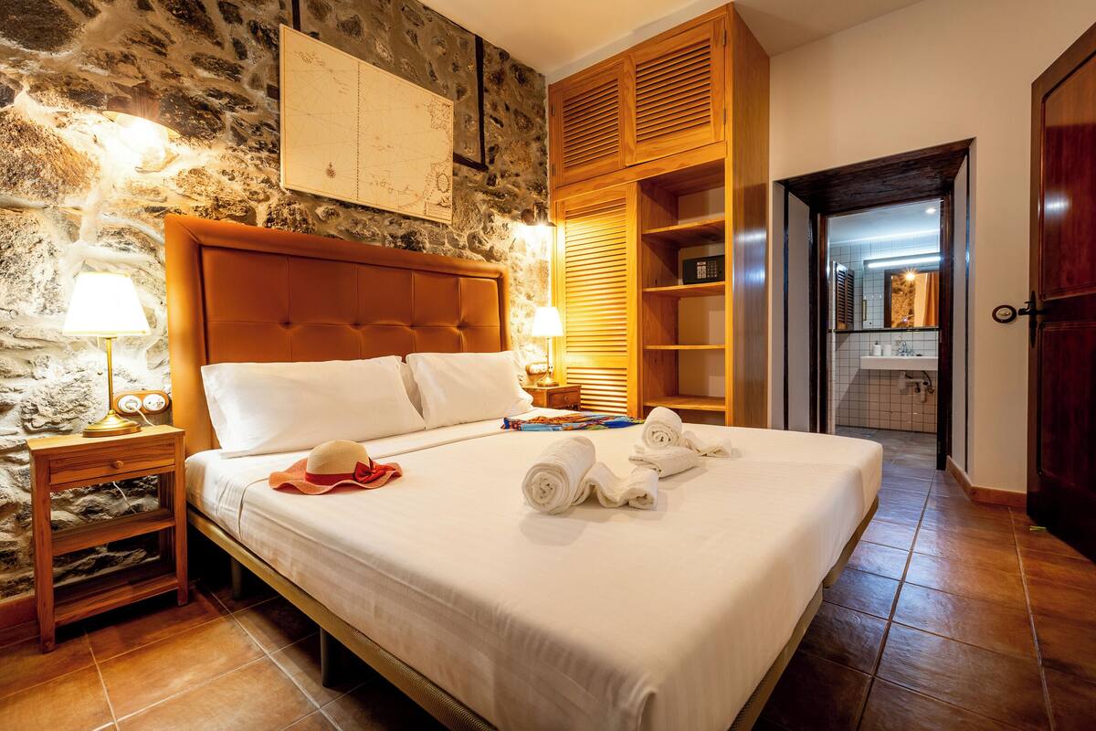 Kamar Double Basic | Brankas, Wi-Fi gratis, dan seprai linen