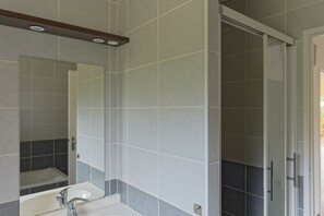 Hair dryer, towels, soap, toilet paper - House Capbreton, 3 bedrooms Jacuzzi, Clim.Port,Hossegor 5 min by bike, beach 10 mi (Capbreton)