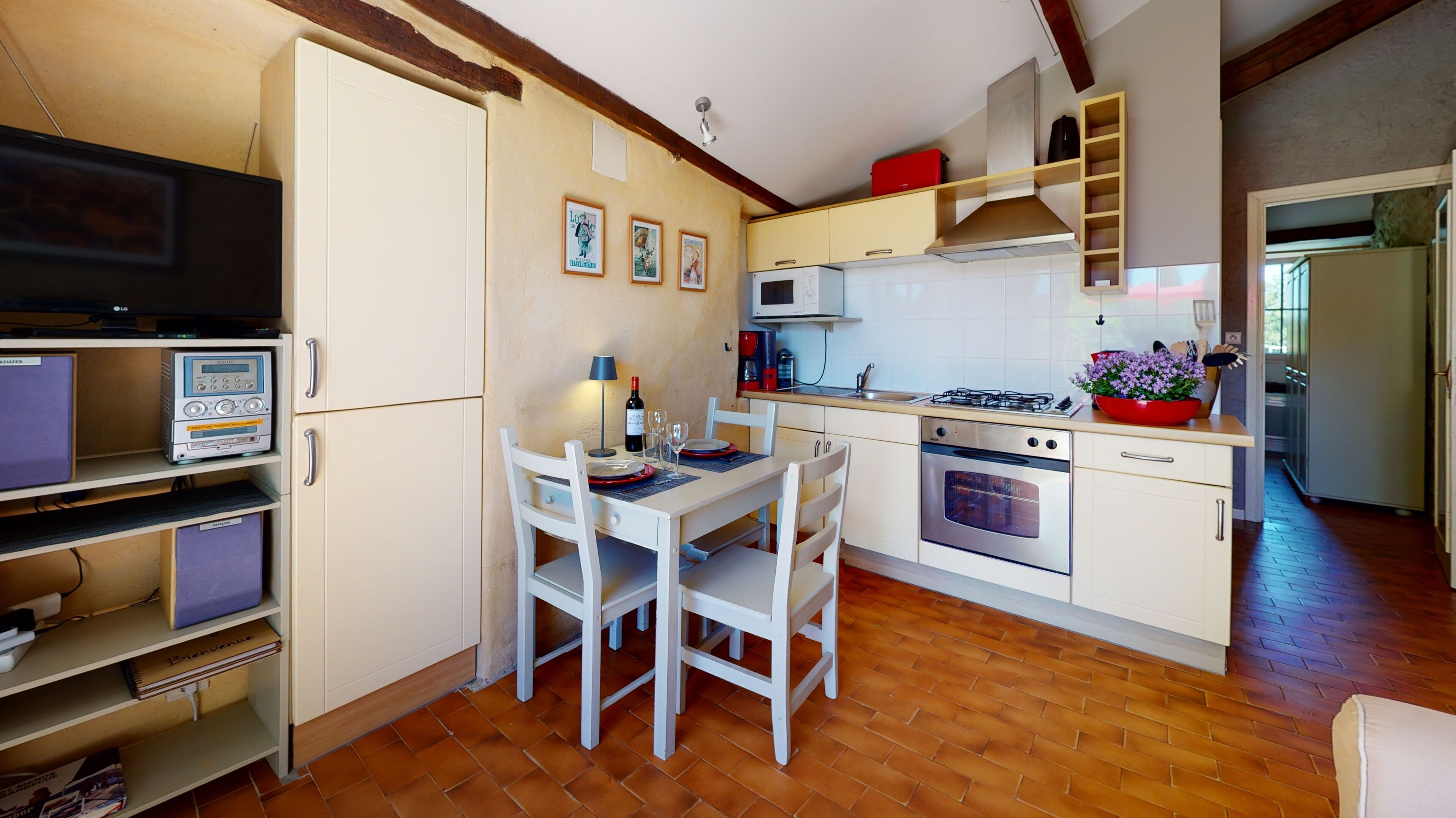 Réfrigérateur, four à micro-ondes, un four, surface de cuisson