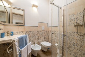 Shower, hair dryer, towels - Villa 'Dimora Il Fico D'India' with Shared Pool, Wi-Fi and Air Conditioning (Ostuni)
