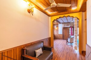 Habitación Premier doble, balcón, vistas a la montaña | Zona de estar