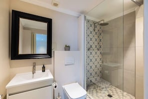 Shower, hair dryer, towels, shampoo - Private Sanctuary Beach Apartment | Walk to Beach (Plettenberg Bay)